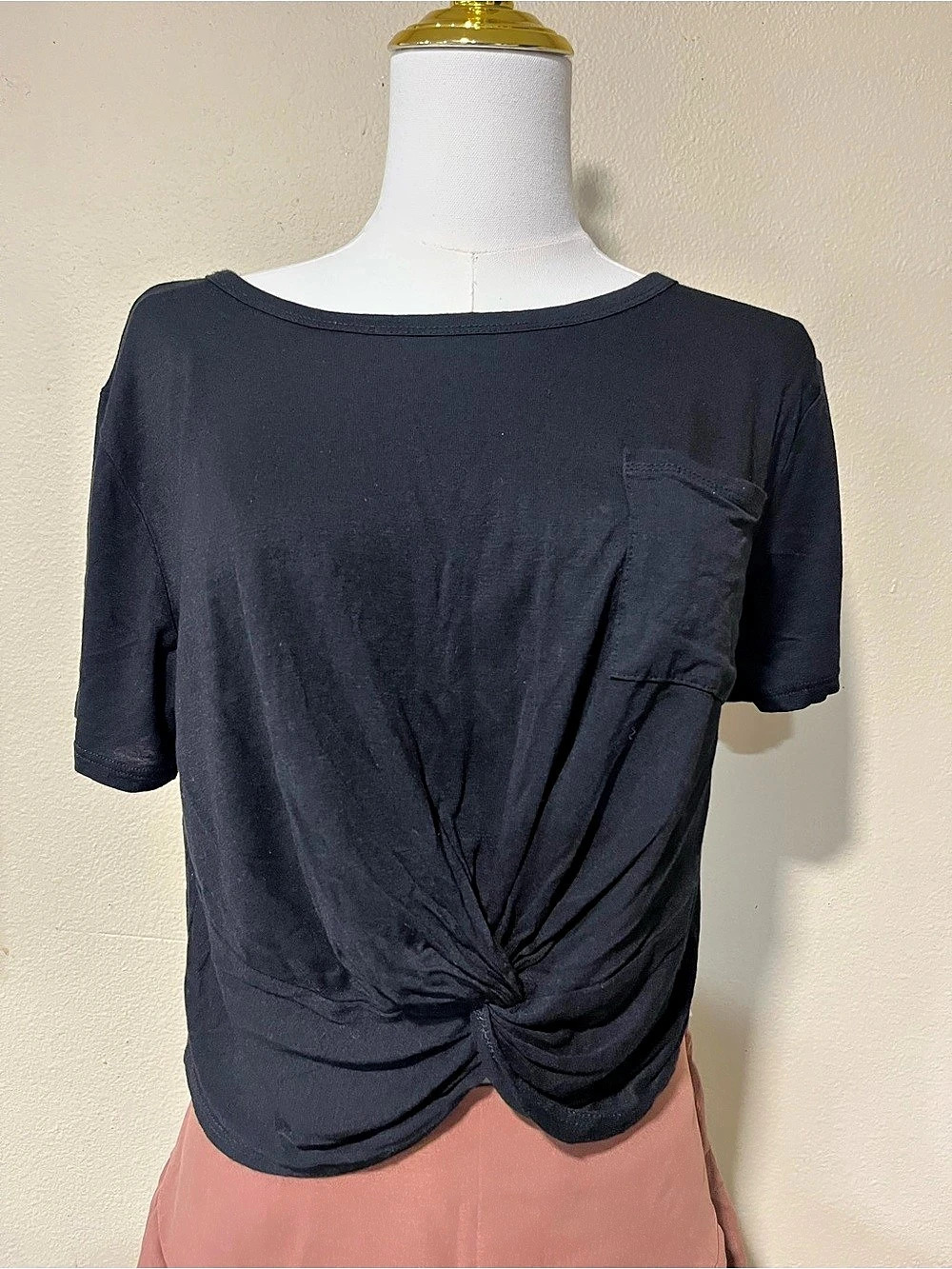 Bozzolo Twist Front Pocket Tee in Black Size Medium